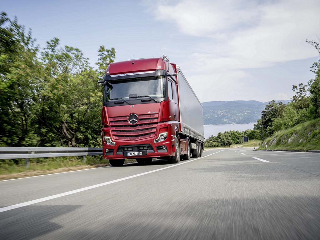 Bu görsel boş bir alt niteliğe sahip; dosya adı Mercedes-Benz-Yeni-Actros-1851-LS.jpg