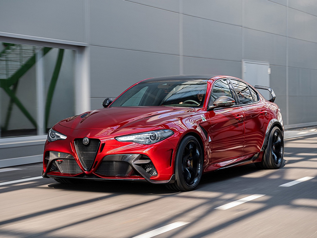 Bu görsel boş bir alt niteliğe sahip; dosya adı Alfa-Romeo-Giulia-GTAm-1.jpg