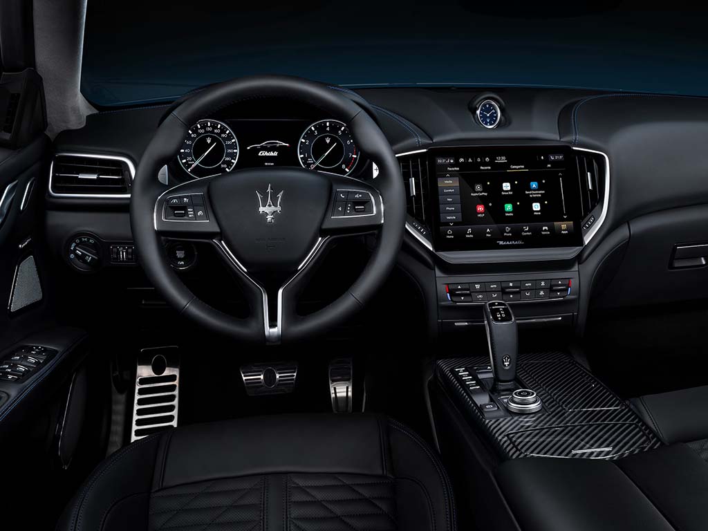 Bu görsel boş bir alt niteliğe sahip; dosya adı Maserati-Ghibli-Hybrid-Kokpit.jpg