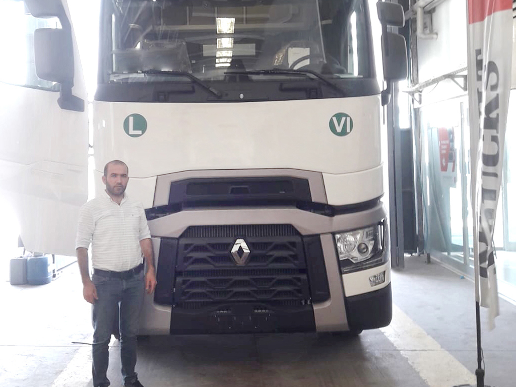 Bu görsel boş bir alt niteliğe sahip; dosya adı 1596581060_Renault_Trucks_Sinasi_Ciftci_Teslimat_Gorsel_1.jpeg