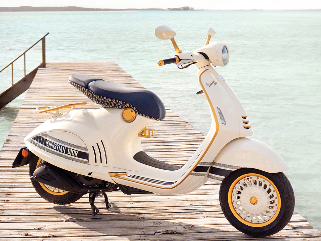 Bu görsel boş bir alt niteliğe sahip; dosya adı Vespa-946-Christian-Dior-2.jpg