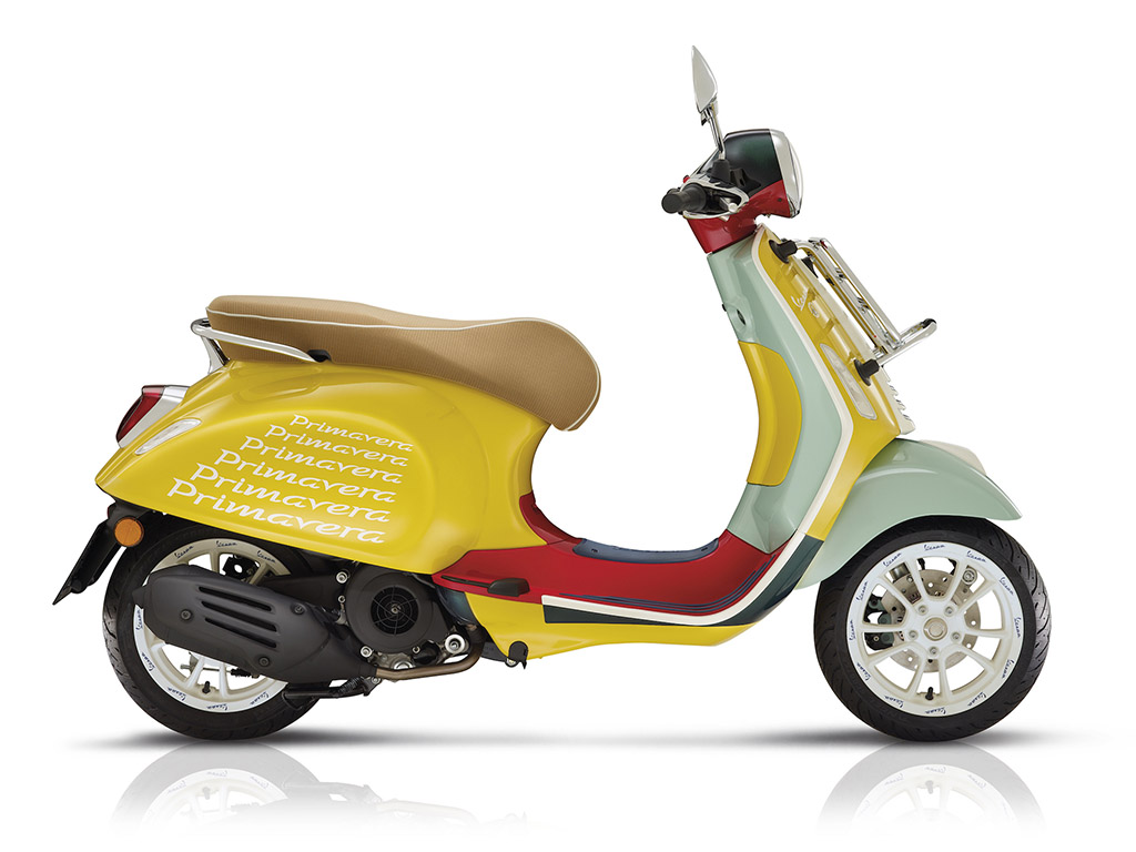 Bu görsel boş bir alt niteliğe sahip; dosya adı Vespa-Primavera-Sean-Wotherspoon-1.jpg