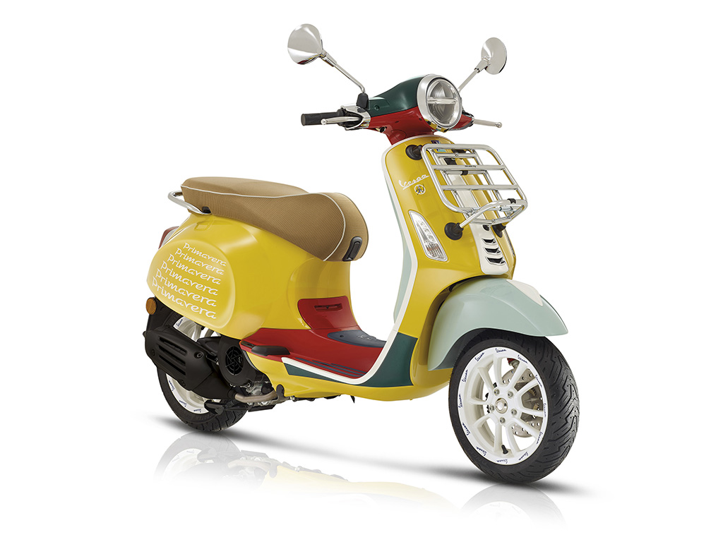 Bu görsel boş bir alt niteliğe sahip; dosya adı Vespa-Primavera-Sean-Wotherspoon-2.jpg