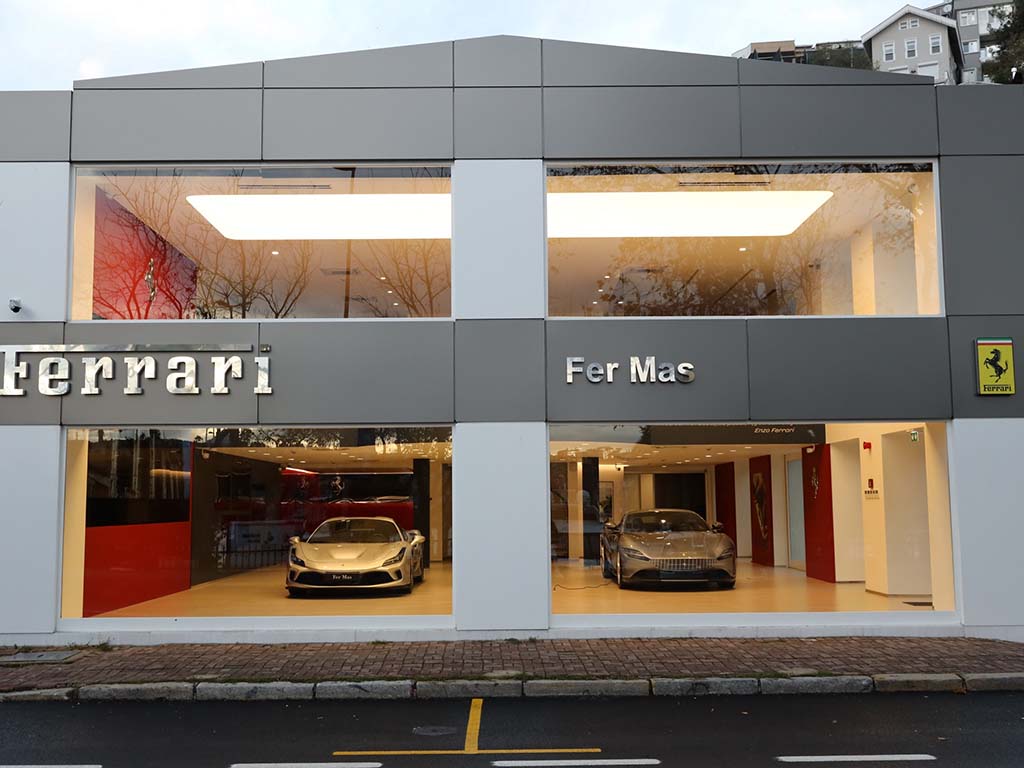 Bu görsel boş bir alt niteliğe sahip; dosya adı Ferrari-Showroom.jpg