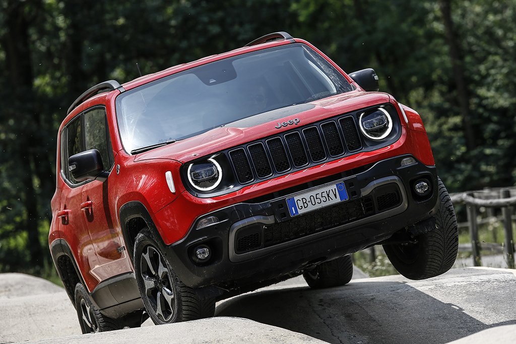 Bu görsel boş bir alt niteliğe sahip; dosya adı Jeep-Renegade-4xe.jpg