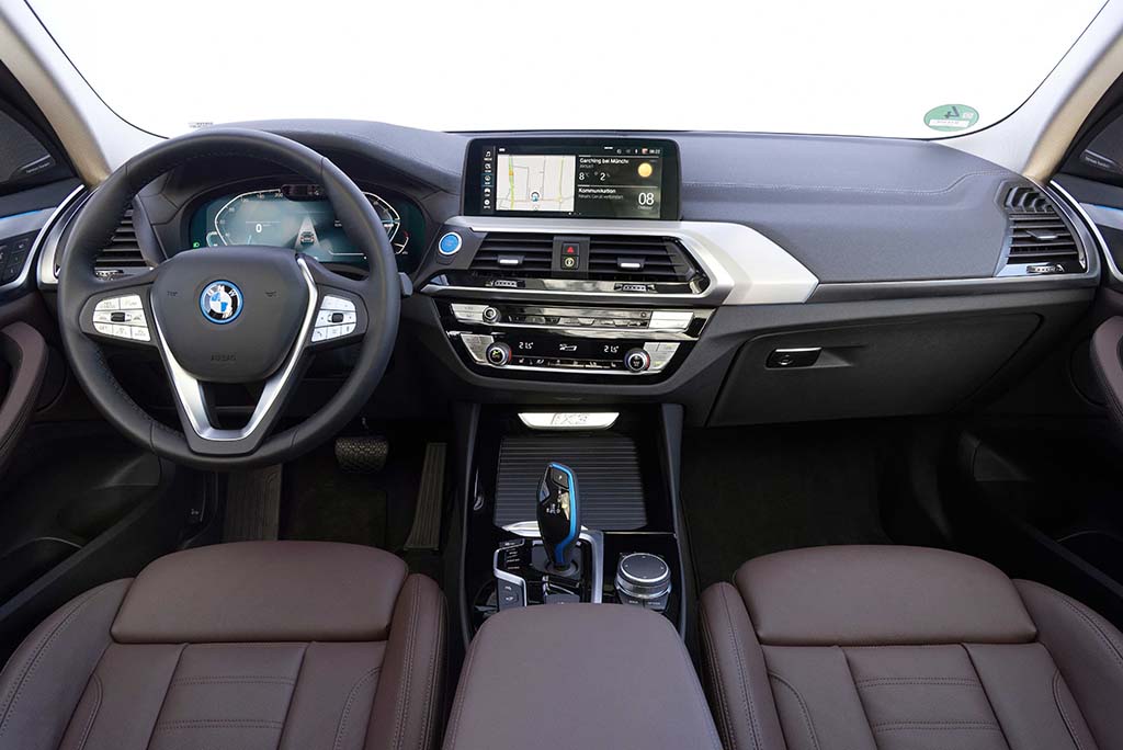 Bu görsel boş bir alt niteliğe sahip; dosya adı Yeni-BMW-iX3-Kabin-1.jpg